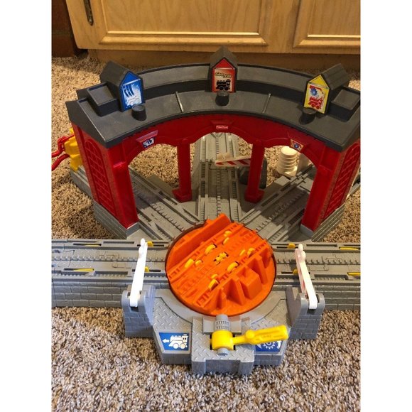 2005 - Fisher Price GeoTrax Workin Haul & Road System Roundhouse - Picture 2 of 9